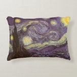 Vincent van Gogh - Sterrennacht Decoratief Kussen<br><div class="desc">Sterrennacht (1889) van Vincent van Gogh is een post-impressionisme, een schilderij van de natuur van het kunstlandschap. Een uitzicht van een stad in een vallei 's nachts met de wolken die ronddraaien, de sterren die schijnen en een prachtige gouden gele halve maan. Het werd overdag uit het geheugen geschilderd en...</div>