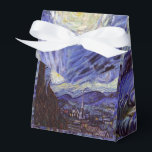 Vincent Van Gogh Sterrennacht  Fine Art Bedankdoosjes<br><div class="desc">Vincent van Gogh Sterrennacht Fine Art Painting Sterrennacht is een schilderij van de Nederlandse postpressionist Vincent van Gogh. De blauwe nachtelijke hemel is gevuld met ronddraaiende wolken, sterren en een heldere halve maan. De Sterrennacht is de enige nocturne in de reeks uitzichten uit zijn slaapkamerraam. Beweging: Post-Impressionisme. Prachtige artistieke decoratieve...</div>
