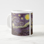Vincent van Gogh - Sterrennacht Grote Koffiekop<br><div class="desc">Sterrennacht (1889) van Vincent van Gogh is een post-impressionisme, een schilderij van de natuur van het kunstlandschap. Een uitzicht van een stad in een vallei 's nachts met de wolken die ronddraaien, de sterren die schijnen en een prachtige gouden gele halve maan. Het werd overdag uit het geheugen geschilderd en...</div>