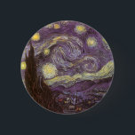 Vincent van Gogh - Sterrennacht Ronde Button 5,7 Cm<br><div class="desc">Sterrennacht (1889) van Vincent van Gogh is een post-impressionisme, een schilderij van de natuur van het kunstlandschap. Een uitzicht van een stad in een vallei 's nachts met de wolken die ronddraaien, de sterren die schijnen en een prachtige gouden gele halve maan. Het werd overdag uit het geheugen geschilderd en...</div>