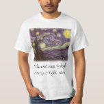 Vincent van Gogh - Sterrennacht T-shirt<br><div class="desc">Sterrennacht (1889) van Vincent van Gogh is een post-impressionisme, een schilderij van de natuur van het kunstlandschap. Een uitzicht van een stad in een vallei 's nachts met de wolken die ronddraaien, de sterren die schijnen en een prachtige gouden gele halve maan. Het werd overdag uit het geheugen geschilderd en...</div>