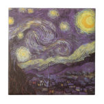 Vincent van Gogh - Sterrennacht Tegeltje<br><div class="desc">Sterrennacht (1889) van Vincent van Gogh is een post-impressionisme, een schilderij van de natuur van het kunstlandschap. Een uitzicht van een stad in een vallei 's nachts met de wolken die ronddraaien, de sterren die schijnen en een prachtige gouden gele halve maan. Het werd overdag uit het geheugen geschilderd en...</div>