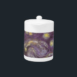 Vincent van Gogh - Sterrennacht Theepot<br><div class="desc">Sterrennacht (1889) van Vincent van Gogh is een post-impressionisme, een schilderij van de natuur van het kunstlandschap. Een uitzicht van een stad in een vallei 's nachts met de wolken die ronddraaien, de sterren die schijnen en een prachtige gouden gele halve maan. Het werd overdag uit het geheugen geschilderd en...</div>