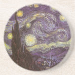 Vincent van Gogh - Sterrennacht Zandsteen Onderzetter<br><div class="desc">Sterrennacht (1889) van Vincent van Gogh is een post-impressionisme, een schilderij van de natuur van het kunstlandschap. Een uitzicht van een stad in een vallei 's nachts met de wolken die ronddraaien, de sterren die schijnen en een prachtige gouden gele halve maan. Het werd overdag uit het geheugen geschilderd en...</div>