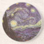 Vincent van Gogh - Sterrennacht Zandsteen Onderzetter<br><div class="desc">Sterrennacht (1889) van Vincent van Gogh is een post-impressionisme, een schilderij van de natuur van het kunstlandschap. Een uitzicht van een stad in een vallei 's nachts met de wolken die ronddraaien, de sterren die schijnen en een prachtige gouden gele halve maan. Het werd overdag uit het geheugen geschilderd en...</div>