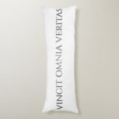 VINCIT OMNIA VERITAS BODY KUSSEN (Voorkant Verticaal)