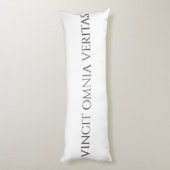 VINCIT OMNIA VERITAS BODY KUSSEN (Achterkant (Verticaal))