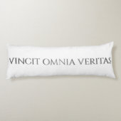 VINCIT OMNIA VERITAS BODY PILLOW LICHAAMSKUSSEN (Achterkant)