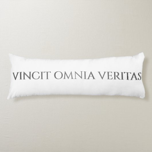 VINCIT OMNIA VERITAS BODY PILLOW LICHAAMSKUSSEN (Voorkant)