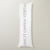 VINCIT OMNIA VERITAS LICHAAMSKUSSEN (Voorkant Verticaal)