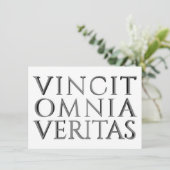 VINCIT OMNIA VERITAS - Licht (Staand voorkant)
