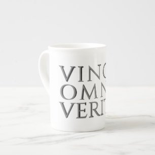 VINCIT OMNIA VERITAS - Licht Beenderporselein Mok
