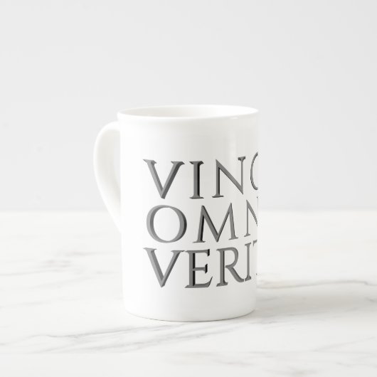 VINCIT OMNIA VERITAS - Licht Beenderporselein Mok (Links)