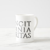VINCIT OMNIA VERITAS - Licht Beenderporselein Mok (Voorkant rechts)
