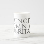 VINCIT OMNIA VERITAS - Licht Beenderporselein Mok (Voorkant)