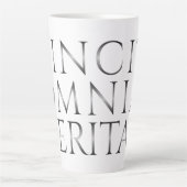 VINCIT OMNIA VERITAS - Licht Latte Mok (Voorkant)