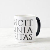 VINCIT OMNIA VERITAS - Lichte magische Mok (Voorkant rechts)