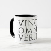 VINCIT OMNIA VERITAS - Lichte Mok (Voorkant links)