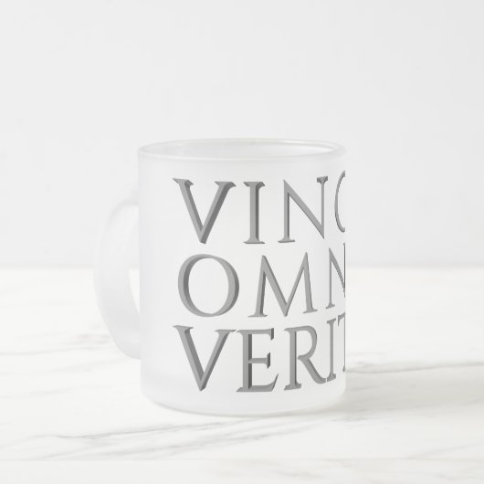 VINCIT OMNIA VERITAS - Light Frosted Glass Coffee Matglas Koffiemok (Voorkant links)