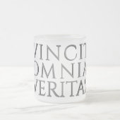 VINCIT OMNIA VERITAS - Light Frosted Glass Coffee Matglas Koffiemok (Center)