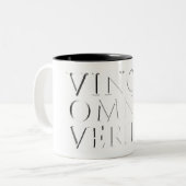 VINCIT OMNIA VERITAS - Light Two-Tone Coffee Mok (Voorkant links)