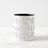 VINCIT OMNIA VERITAS - Light Two-Tone Coffee Mok (Center)
