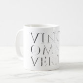 VINCIT OMNIA VERITAS - Mok met lichte koffie (Voorkant links)