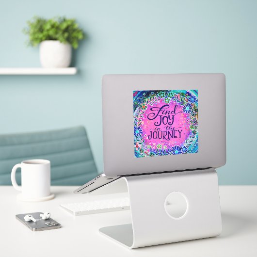 Vind Joy in the Journey  Pink Inspirivity Sticker (Laptop op bureau)