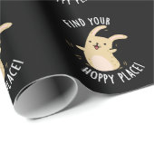Vind uw Hoppy Place Funny Rabbit Pun Dark BG Cadeaupapier (Rol Hoek)