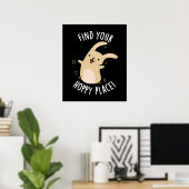 Vind uw Hoppy Place Funny Rabbit Pun Dark BG Poster (Thuiskantoor)