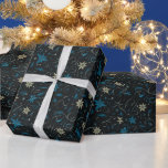 Vines Flowers Botanisch Sinaasappel Blue Christmas Cadeaupapier<br><div class="desc">Transformeer uw kerstcadeaus met de betoverende stijl van dit donkerblauwe kerstinpakpapier. De diepblauwe achtergrond biedt een prachtige basis voor een modern en speels patroon van wervelende wijnstokken, ingewikkelde sneeuwvlokken en weelderig groen. Groene en blauwe bloemen voegen een levendige toets toe, waardoor een harmonieus en elegant ontwerp ontstaat dat zowel feestelijk...</div>
