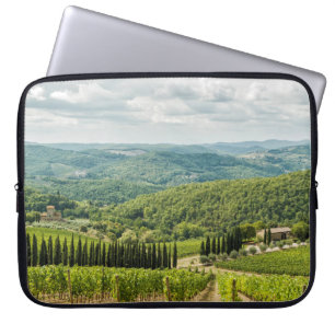 Vineyards landschappen in de ochtend in Chianti. Laptop Sleeve