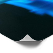 Vinger kantelt een schaakstuk op het schaakbord poster (Hoek)