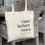 Vino voor geloften wijn land vrijgezellenfeest tote bag<br><div class="desc">Welkom vrienden op uw wijnland vrijgezellenweekend met deze chique en moderne gepersonaliseerde canvas tassen. Design beschikt over "vino before vows" in klassieke serif belettering met uw evenement of gelegenheid naam eronder in handgeschreven cursief script. Personaliseer met de locatienaam en/of het jaar eronder.</div>