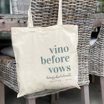 Vino voor geloften wijn land vrijgezellenfeest tote bag<br><div class="desc">Welkom vrienden op uw wijnland vrijgezellenweekend met deze chique en moderne gepersonaliseerde canvas tassen. Design beschikt over "vino before vows" in stoffige blauwe klassieke serif belettering met uw evenement of gelegenheid naam eronder in handgeschreven cursief script. Personaliseer met de locatienaam en/of het jaar eronder.</div>