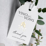 Vino voor Vows White Floral Vrijgezellenfeest Cadeaulabel<br><div class="desc">De video voor de Witte Florale Labels van het Vrijgezellenfeest van de Woorden van de Wit zijn de perfecte manier om een persoonlijke aanraking aan uw vrijgezellenfeest giften toe te voegen. Deze gave labels hebben een wit bloemontwerp met een subtiele aanraking van wijnglazen illustratie, waardoor ze de perfecte aanvulling zijn...</div>