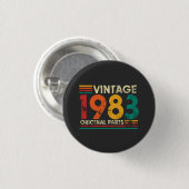 Vintage 1983 ronde button 3,2 cm (Voorkant /achterkant)
