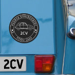 Vintage 2CV Oldtimer Badge Engineering Excellence Automagneet<br><div class="desc">Ervaar de tijdloze elegantie van auto's met onze opvallende zwarte ronde automagneet. In de kern staat de iconische 2CV-eend centraal en straalt charme en karakter uit. Rond dit embleem van de automobielgeschiedenis staat de gewaagde verklaring "Engineered for Legends" - "Pioneering Since '49", gerangschikt in een cirkelvormig patroon dat een gevoel...</div>
