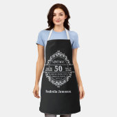 Vintage 50ste zwart-wit monogram verjaardag schort (Gedragen)