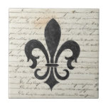 Vintage Accenten Franse Ephemera Fleur DE Lis Tegeltje<br><div class="desc">Fleur DE Lis tegen een vintage Frans Ontwerp van Efemere verschijnselen. Perfectioneer voor de binnenlandse accenten van de tegelmuur,  backsplashes,  open haardranden,  badkamers en douchesmuren,  keukens en ambachtprojecten. Bestemd niet voor openluchtgebruik.  Suggestie: Orde één te herzien tegel alvorens een grote orde te plaatsen. (korting beschikbaar met bulkorde)</div>