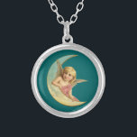 Vintage-afbeelding - Angel op een halve maan Zilver Vergulden Ketting<br><div class="desc">Een zoete  tekening. Een vreedzame en vriendelijke kinderachtige engel rust op de curve van een halve maan op een donkergroene achtergrond.</div>