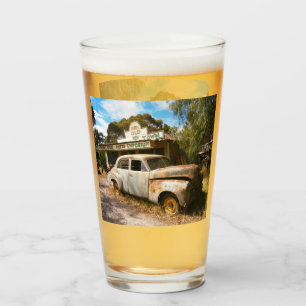 Vintage-auto's en -garage, bier glas
