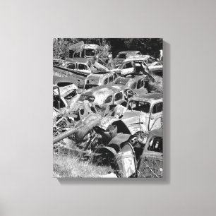 Vintage-auto's liggen op een autowerf canvas afdruk