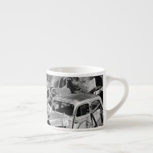 Vintage-auto's liggen op een autowerf espresso kop