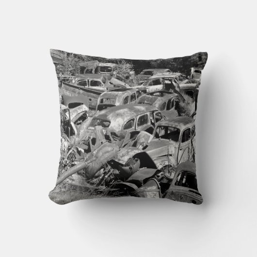 Vintage-auto's liggen op een autowerf kussen (Voorkant)