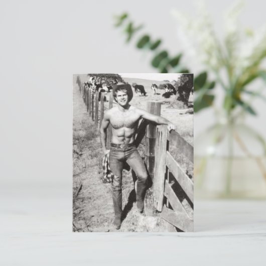 Vintage Beefcake Cowboy Briefkaart (Staand voorkant)