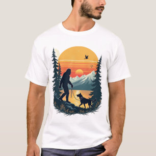 Vintage Bigfoot Wandelende Hond Berg Zonsondergang T-shirt