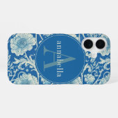 Vintage Blauwe William Morris Tapijt Monogram iPhone 16 Hoesje (Achterkant horizontaal)