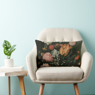 Vintage bloemschikking barok, vaas met bloemen in  kussen