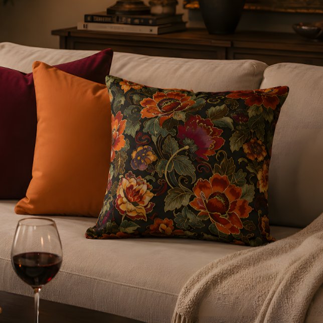 Vintage Bloom Elegantie Sierkussen (Vintage florals and warm tones create a cozy, elegant evening atmosphere.)